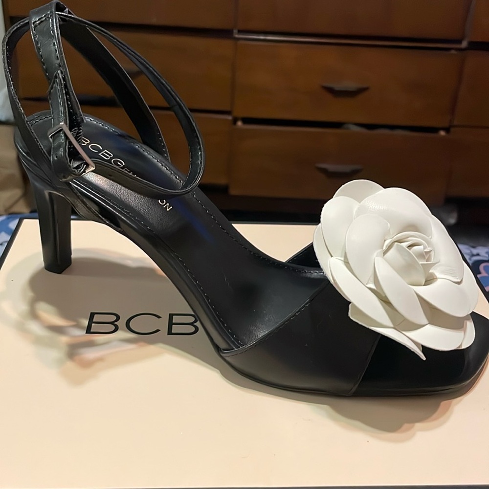 BCBGeneration Toori Rosetta sandal size 8.5